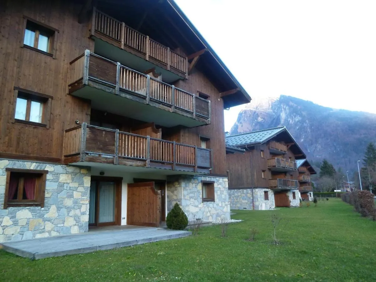 Duplex Spacieux Avec Piscine Couverte, Balcon Et Parking, A 300M Du Centre Et Proche Des Pistes - Fr-1-624-137 Samoens France