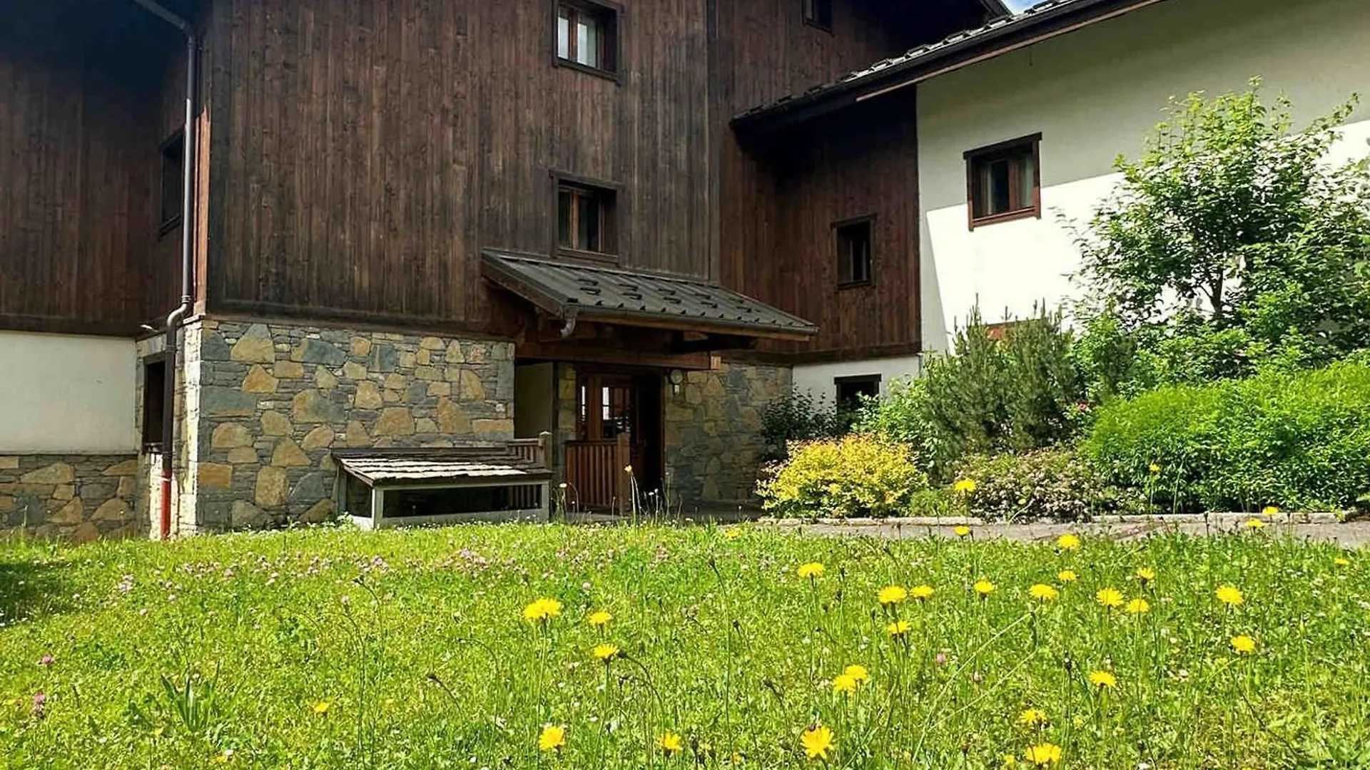 Duplex Spacieux Avec Piscine Couverte, Balcon Et Parking, A 300M Du Centre Et Proche Des Pistes - Fr-1-624-137 Samoens France